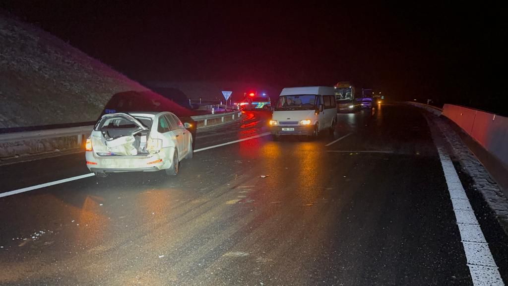 Na zledovatělé D6 se při nehodách zranilo 40 lidí, dálnice je uzavřena